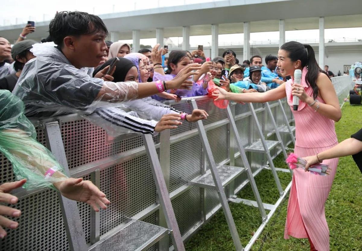 FOTO Penyanyi Christie Curi Perhatian di KLBB 2026 Lewat Aksi Spontan Turun Panggung