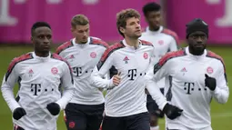 Penyerang Bayern Munchen, Thomas Mueller (tengah) melakukan pemanasan dengan rekan satu timnya selama sesi latihan di Munich, Jerman, Senin (1/11/2021). Bayern Munchen akan meladeni Benfica pada matchday 4 Grup E Liga Champions 2021/22, Rabu (3/11) dini hari WIB. (AP Photo/Matthias Schrader)