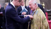 Pangeran William dan Raja Charles III saling tersenyum saat mengikuti gladi resik upacara penobatan Raja Inggris pada 6 Mei 2023. (dok. Instagram @theroyalfamily/https://www.instagram.com/p/CtvkOxIMFN2//Dinny Mutiah)