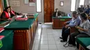 WN Peru Guido Torres Morales mendengarkan pembacaan tuntutan di pengadilan Denpasar, Bali, Senin (18/11/2019). Morales dituntut 18 tahun penjara dalam kasus penyelundupan narkotika jenis kokain 950 gram dalam 125 bungkusan yang ditelan saat menumpang pesawat dari Dubai. (SONNY TUMBELAKA/AFP)