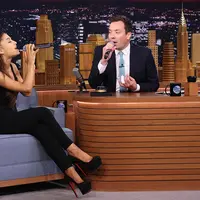 Yuk simak bagimana lipsync anti mainstream yang dilakukan Ariana Grande dan Jimmy Fallon lewat sebuah percakapan. (via People.com)