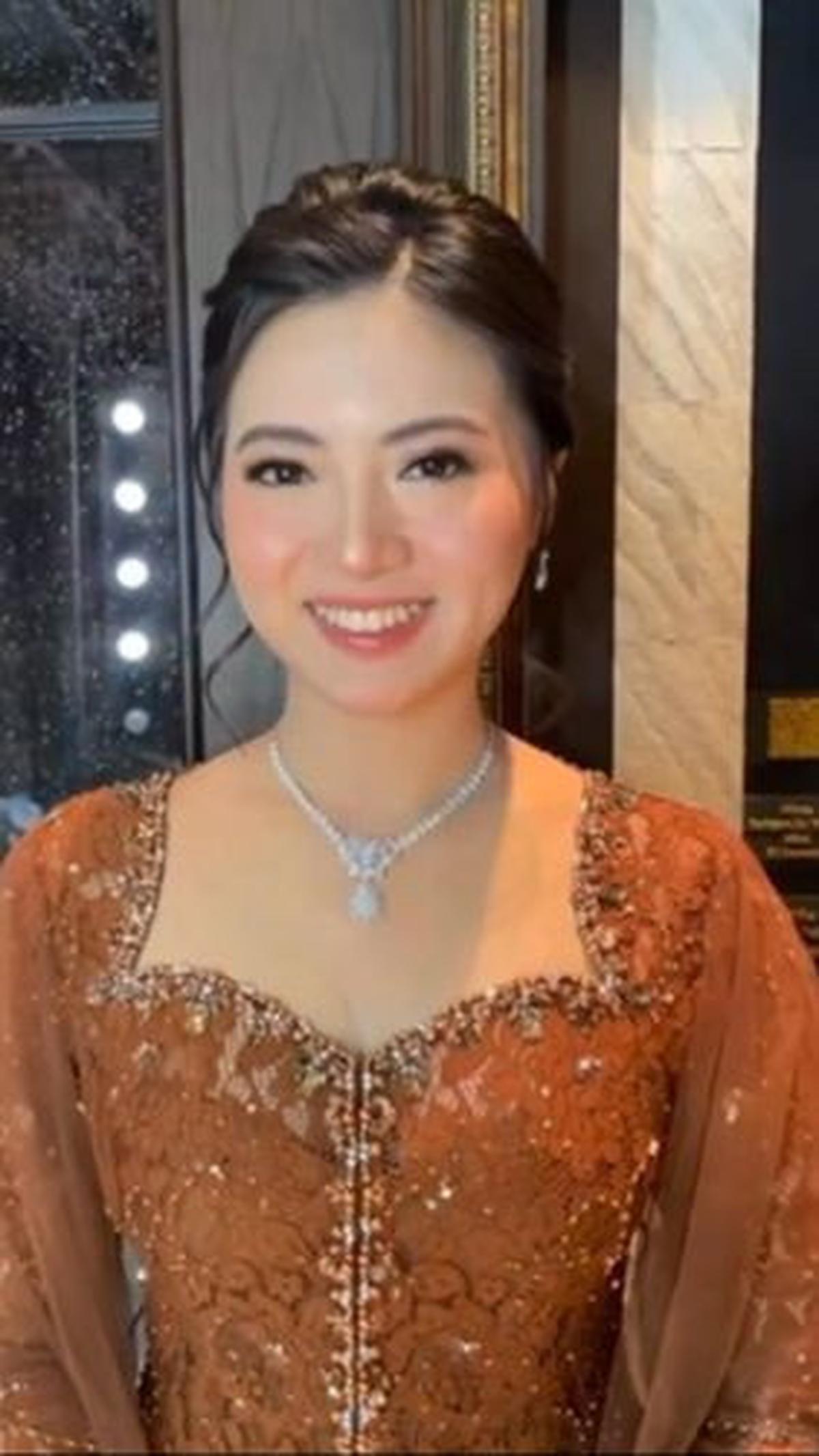 Potret cantik dan anggun Angela Perkasa mengenakan kebaya warna terakota dengan riasan make up yang soft.<br>