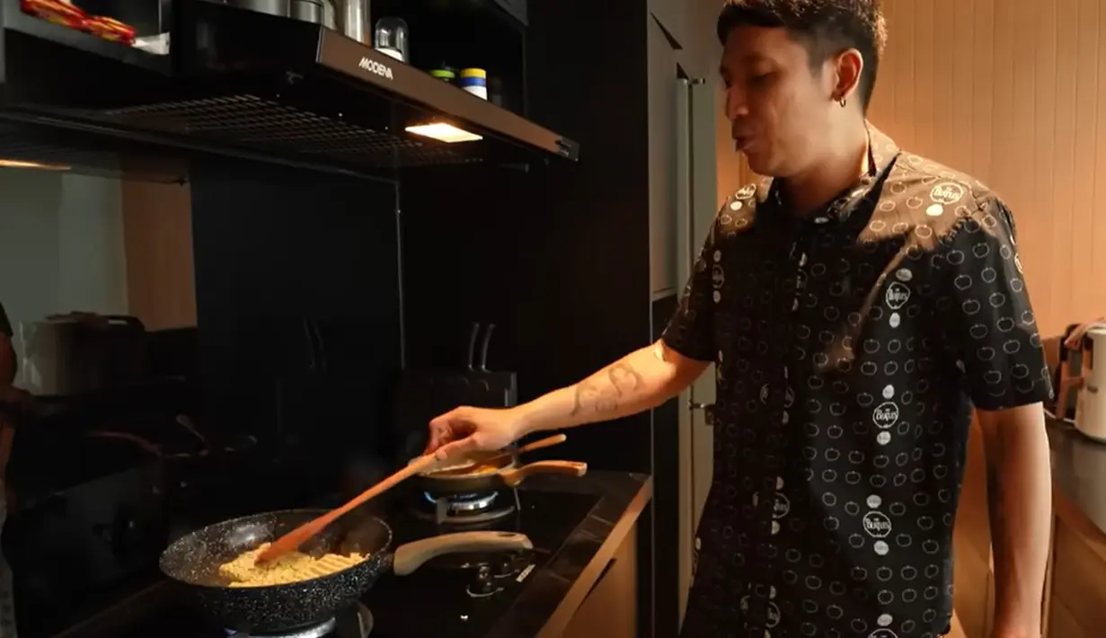 Anak-anaknya begitu senang dan memberikan semangat untuk sang ayah yang memasak mie instan. Selain merebus mie, juga menumis bawang hingga menggoreng telor. [Youtube/Trio Strong Family]