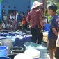 Warga mengantre bantuan air bersih di Patimuan, Cilacap. (Foto: Liputan6.com/Muhamad Ridlo)