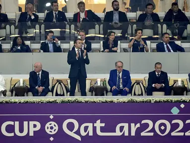 Presiden Prancis Emmanuel Macron bertepuk tangan setelah pertandingan semifinal Piala Dunia 2022 antara Prancis dan Maroko di Stadion Al Bayt di Al Khor, Qatar, Kamis (15/12/2022). Prancis berhasil melaju ke babak final setelah mengalahkan Maroko 2-0. (AP Photo/Martin Meissner)