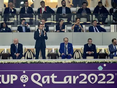 Presiden Prancis Emmanuel Macron bertepuk tangan setelah pertandingan semifinal Piala Dunia 2022 antara Prancis dan Maroko di Stadion Al Bayt di Al Khor, Qatar, Kamis (15/12/2022). Prancis berhasil melaju ke babak final setelah mengalahkan Maroko 2-0. (AP Photo/Martin Meissner)