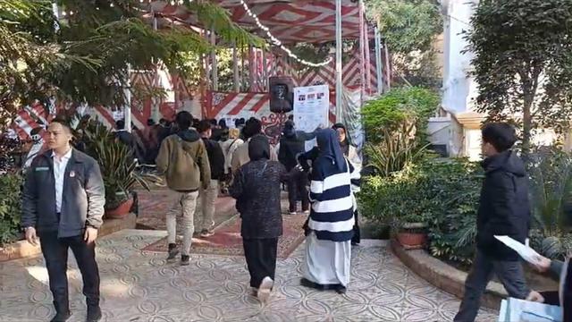 Para WNI di Mesir datang ke TPS di KBRI Kairo untuk ikut pemungutan suara pemilu 2024. (Dok: PPLN Kairo)