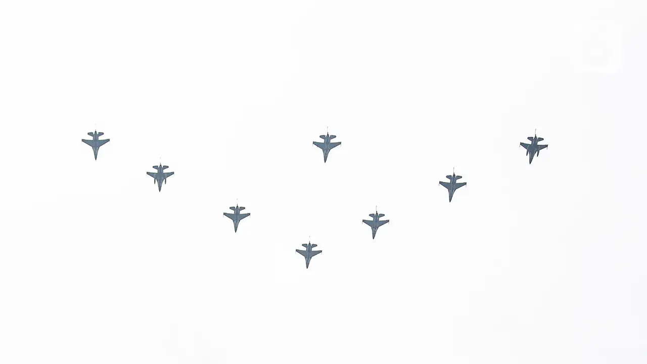 Atraksi Pesawat F-16 dan Jupiter Aerobatic dalam HUT ke-77 TNI