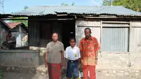 Yohanes Andigala bersama keluarga (Liputan6.com/Ola Keda)