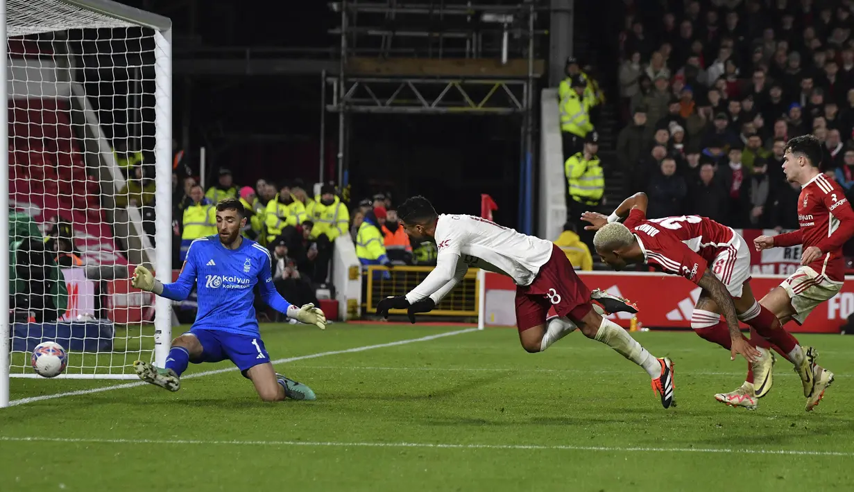 Pemain Manchester United, Casemiro (tengah) menyundul bola untuk mencetak gol ke gawang Nottingham Forest pada laga putaran kelima Piala FA 2023/2024 di The City Ground, Nottingham, Inggris, Kamis (29/02/2024) WIB. (AP Photo/Rui Vieira)
