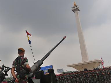 Pasukan Gabungan TNI-Polri mengikuti Apel Kesiapan Natal, Tahun Baru 2019 serta menjelang Pemilu legislasi dan Presiden 2019 di Monas, Jakarta, Jumat (30/11). Apel diikuti 50.000 personel dari AD, AL, AU dan Polri. (Liputan6.com/Johan Tallo)