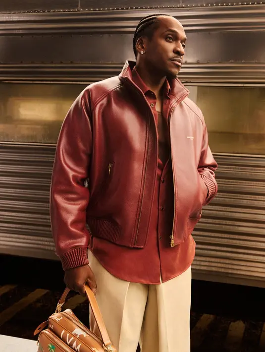 Sementara Jeremy Allen White memamerkan permainan warna dan motif yang berani, mulai dari denim bernuansa cokelat kopi hingga pastel pudar seperti tersapu matahari, memberi kesan maskulin yang matang dan berjiwa petualang. [Dok/LouisVuitton[