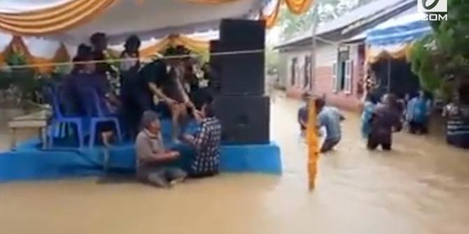 VIDEO: Pengantin Gelar Resepsi Pernikahan di Tengah Banjir