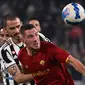 Pemain AS Roma, Jordan Veretout diadang pemain Juventus pada pertandingan Liga Italia. (Marco BERTORELLO / AFP)