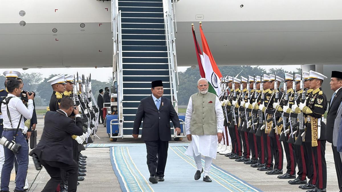 Momen Prabowo Sambut Kedatangan PM India Narendra Modi