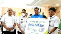 Penjabat (Pj) Wali Kota Pekanbaru Muflihun bersama Direktur Utama BPJAMSOSTEK Anggoro Eko Cahyo menyerahkan secara simbolis santunan kematian kepada 6 keluarga peserta BPJS Ketenagakerjaan.