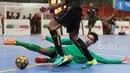 Pemain Timnas Futsal Indonesia, Sunni terjatuh saat menghadang laju pemain Blacksteel Manokwari pada laga uji coba jelang AFF Championship 2017 Thailand di Tifosi Sport Center, Selasa (16/1/2016). (Bola.com/Nicklas Hanoatubun)