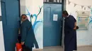 Di salah satu sekolah, pemberitahuan penutupan ditinggalkan di pintu masuk ruangan. (AHMAD GHARABLI/AFP)