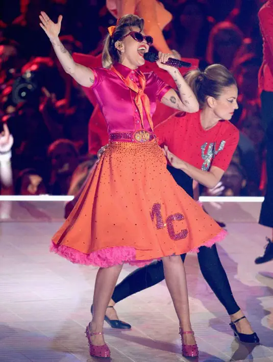 Di hari jadinya yang ke-25 tahun itu Miley Cyrus mendapat hadiah dari sang kekasih, Liam Hemsworth.  Namun di samping itu, ia juga diterpa rumor sedang berbadan dua karena perutnya yang buncit. (AFP/Frederick M.Brown)