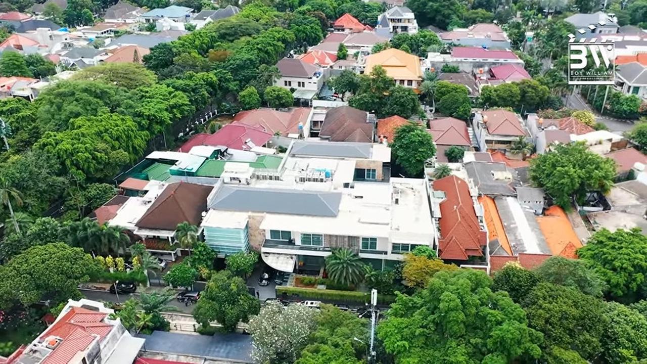 14 Potret Rumah Megah Milik Sang Raja Film Manoj Punjabi yang Seperti Tempat Tinggal di Istana Sultan