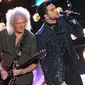 Personel band Queen, Adam Lambert dan Brian May  tampil membuka perhelatan Oscar 2019 di Dolby Theatre, Los Angeles, Minggu (24/2). Queen menjadi magnet di Oscar 2019 karena biopic tentang band itu menjadi salah satu nomine (Kevin Winter/Getty Images/AFP)