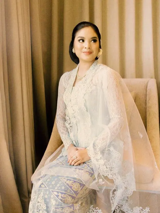 Syandria ternyata merupakan salah satu anak muda yang gemar mengenakan kebaya. 
Lewat Instagram-nya, Syandria kerap membagikan potret dirinya dengan beragam model kebaya. [Instagram/syandria]
