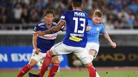 Manchester City menghadapi Yokohama F. Marinos dalam laga pramusim di Yokohama Stadium, Sabtu (27/7/2019). (AFP/CHARLY TRIBALLEAU)