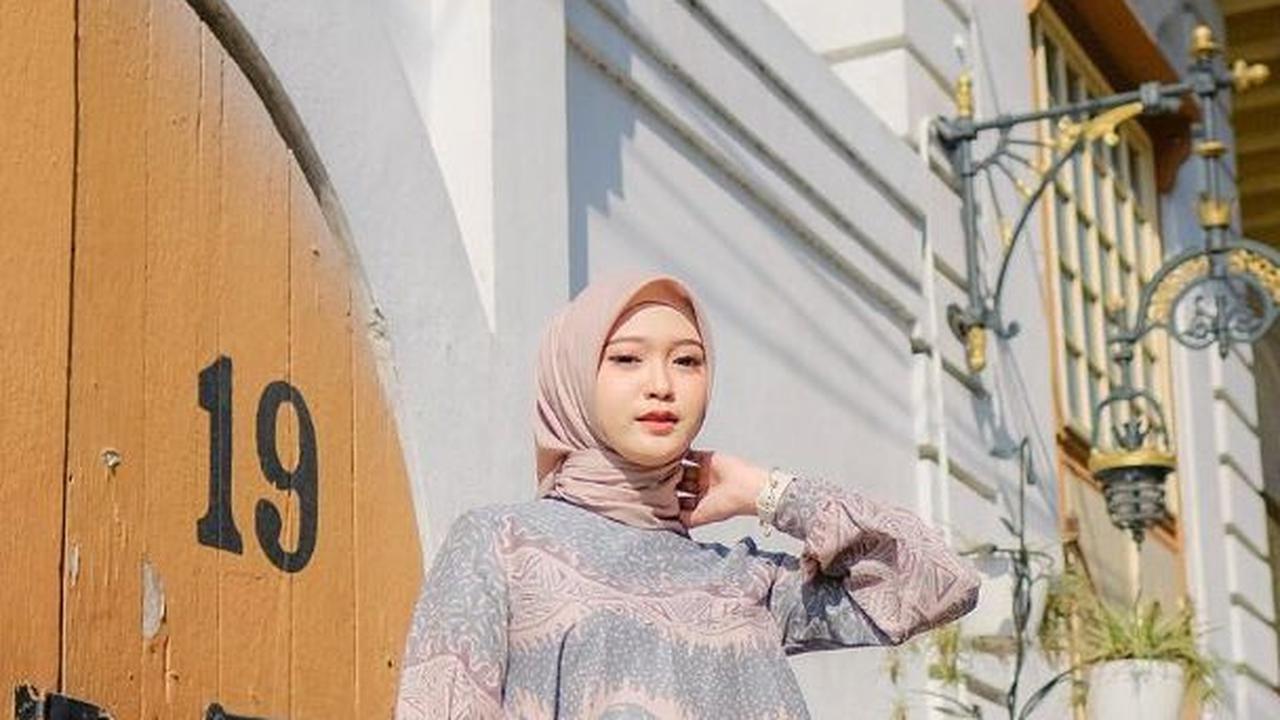 Celana Apa yang Cocok Dipadukan dengan Baju Batik Wanita di Tahun 2024?