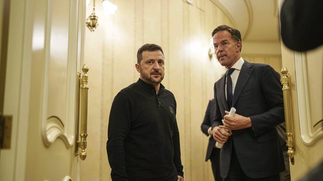Presiden Ukraina Volodymyr Zelenskyy dan Sekjen NATO Mark Rutte saat bertemu di Kyiv pada Kamis (3/10/2024).