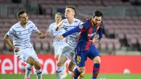 LIonel Messi mencetak gol lewat titik penalti saat menghadapi Dynamo Kiev di penyisihan grup G Liga Champions (Lluis Gene)