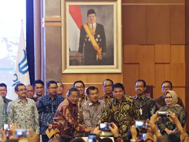 Wakil Presiden Jusuf Kalla (tengah) didampingi Menko Perekonomian Darmin Nasution dan Kepala BKPM Franky Sibarani menekan tombol saat meresmikan peluncuran layanan izin investasi 3 jam di BKPM, Jakarta, Senin (11/1). (Liputan6.com/Immanuel Antonius)