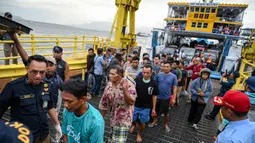 Sebelumnya, pihak berwenang mengatakan terdapat 29 orang yang selamat dan telah dievakuasi dari lokasi tenggelamnya KMP Tunu Pratama Jaya di perairan selat Bali. (Photo by AFP)