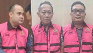 OTT KPK berhasil menjaring jaksa yang bertugas di Kejaksaan Tinggi Banten. Keterangan dari kiri ke kanan: HMK selaku Kasi Pidum Kejari Tangerang, RZ selaku Kasubbag Daskrimti Kejati Banten, RV selaku Kasi D Kejati Banten. (Foto: Kejagung)