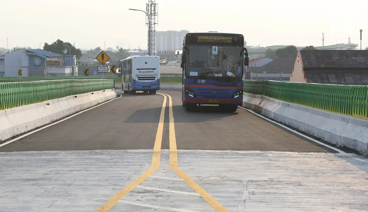 Busway Transjakarta melintas di dekat Halte Cipulir saat peresmian koridor 13 Transjakarta, Jakarta (16/8). Koridor 13 Transjakarta sepanjang 9,8 kilometer tersebut resmi beroperasi. (Liputan6.com/Immanuel Antonius)