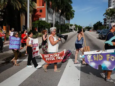 Orang-orang mengambil bagian dalam pawai solidaritas untuk keadaan darurat iklim dan penghentian penggunaan bahan bakar fosil, di Fort Lauderdale, Florida, pada tanggal 17 September 2023. (Marco BELLO/AFP)