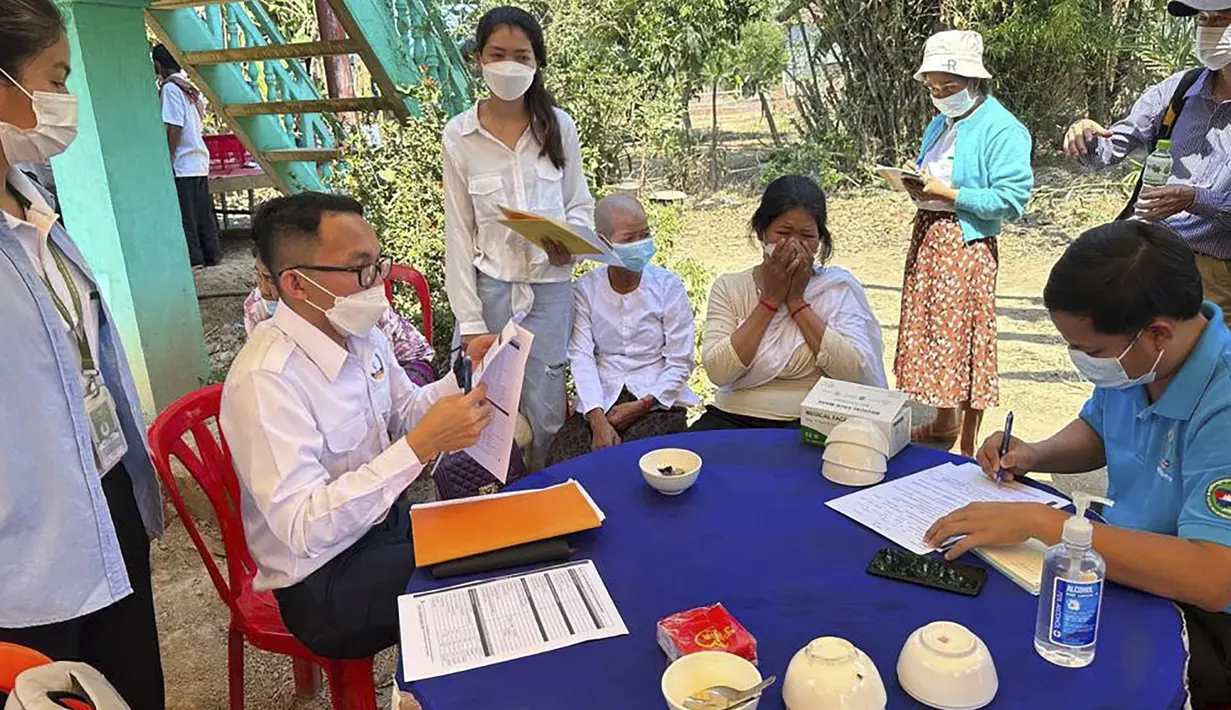 Pakar kesehatan hewan Kamboja mengedukasi penduduk desa untuk menjaga kesehatan mereka, di Prey Veng, provinsi timur Kamboja, Kamis (23/2/2023).Organisasi Kesehatan Dunia (WHO) telah menyerukan kewaspadaan setelah deteksi flu burung baru-baru ini pada mamalia, tetapi telah menekankan bahwa risiko terhadap manusia rendah. (Cambodia Ministry of Health via AP)