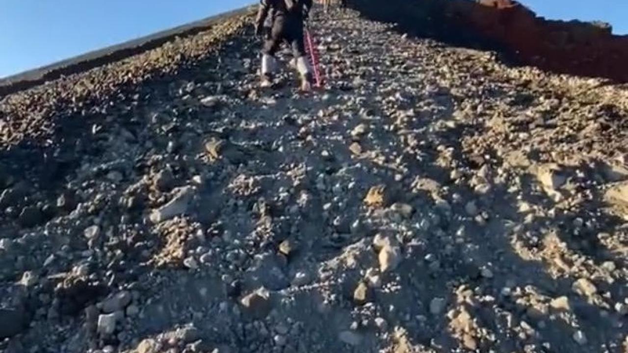 Dalam perjalanannya menuju puncak Rinjani, wanita ini masih sibuk dengan jastipannya dan mengambil beberapa video.