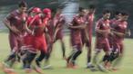 Para pemain Persija Jakarta melakukan pemanasan saat latihan di Lapangan ABC Senayan, Jakarta, Senin (14/5/2018). Latihan ini persiapan jelang melawan Home United pada laga AFC Cup. (Bola.com/Vitalis Yogi Trisna)