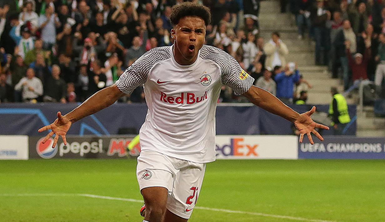 Karim Adeyemi. Striker muda Jerman berusia 20 tahun ini baru saja didatangkan Borussia Dortmund dari RB Salzburg menjelang bergulirnya musim 2022/2023. Ia diikat kontrak hingga Juni 2027 dengan nilai transfer 30 juta euro atau setara Rp456,1 miliar. Selama 3 musim berseragam RB Salzburg, ia total tampil dalam 91 laga di semua ajang dengan torehan 33 gol dan 21 assist. (AFP/APA/Krugfoto)