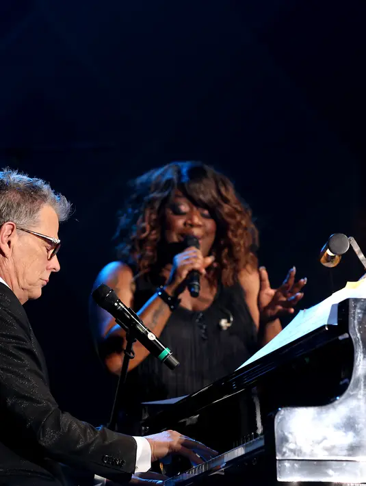 Mengawali penampilannya, David Foster tak lupa menyapa seluruh ribuan penonton Java Jazz Festival. (Andy Masela/Bintang.com)