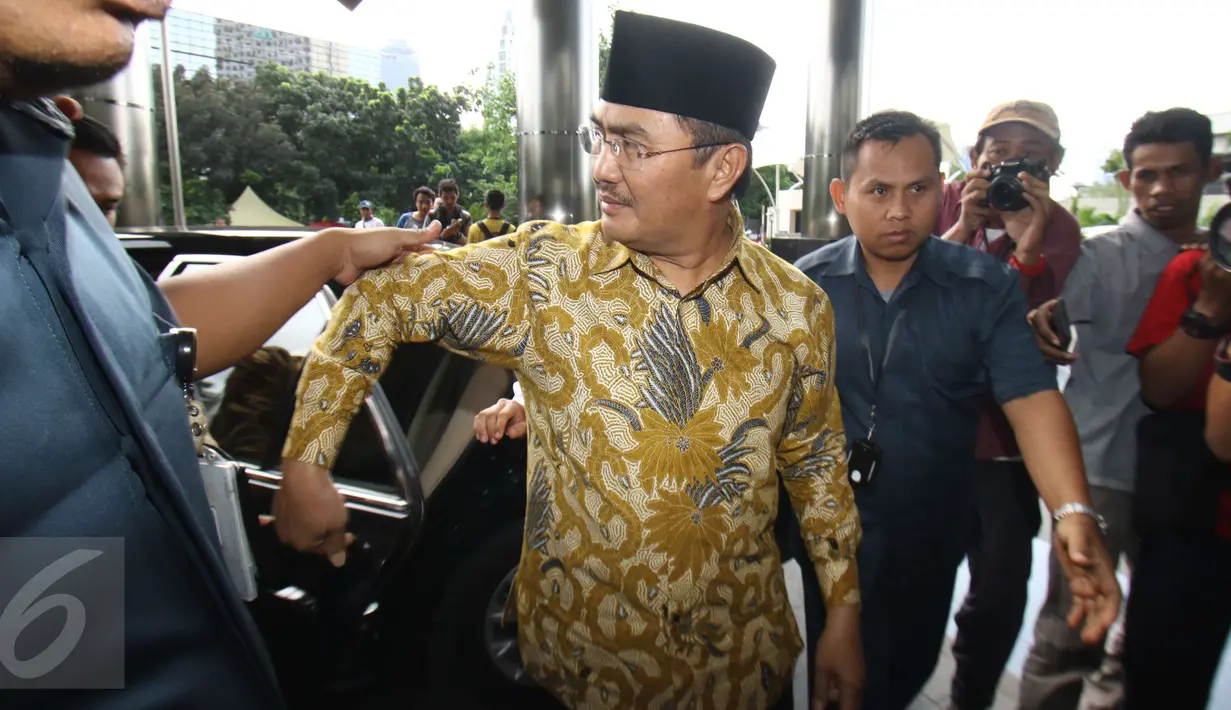 Ketua Dewan Kehormatan Penyelenggara Pemilu (DKPP) RI Jimly Asshiddiqie mendatangi Gedung KPK, Jakarta, Kamis (2/3). Kedatangan Jimly untuk beraudiensi dengan pimpinan KPK terkait rencana diskusi pemberantasan korupsi ke depan. (Liputan6.com/Helmi Afandi)