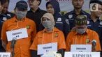 Tiga tersangka kasus penyuntikan stem cell oleh dokter klinik yang tidak sesuai standar kententuan dihadirkan saat rilis di Polda Metro Jaya, Jakarta Selatan, Kamis (16/1/2020). Polisi berhasil mengungkap kasus tersebut serta  mengamankan barang bukti dan tiga tersangka.  (merdeka.com/Imam Buhori)