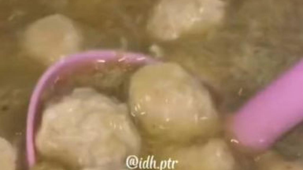 Masukkan Bakso ke dalam Rebusan