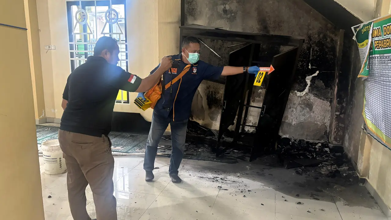 Masjid Al-Mujahidin di Kelurahan Sudiang Raya, Kecamatan Biringkanaya, Kota Makassar menjadi sasaran sosok misterius yang membakar lemari berisi peralatan salat. (Liputan6/Fauzan)