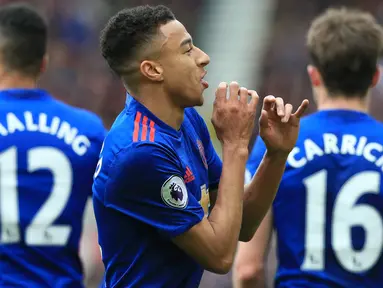 Gelandang Manchester United, Jesse Lingard, merayakan gol yang dicetaknya ke gawang Middlesbrough pada laga Liga Inggris di Stadion Riverside, Inggris, Minggu (19/3/2017). Wonderkid Inggris ini melakukan selebrasi meniup flute. (AFP/Lindsey Parnaby)