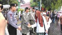 Peserta demo 2 Desember salami polisi saat bubar (Liputan6.com/ Fachrur Rozie)