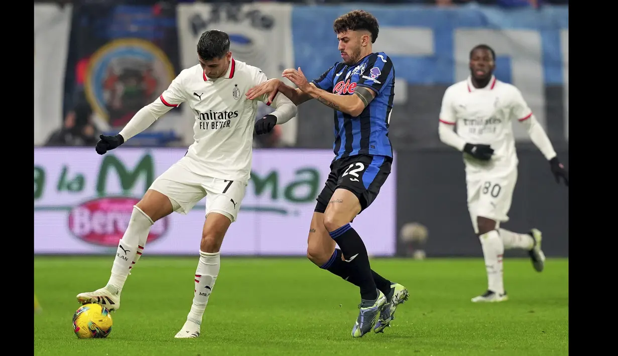 Pemain AC Milan, Avaro Morata (kiri) berebut bola dengan pemain Atalanta, Matteo Ruggeri pada laga lanjutan Liga Italia 2024/2025 di ewiss Stadium, Bergamo, Italia, Sabtu (07/12/2024) dini hari WIB. (AP Photo via Spada/LaPresse)