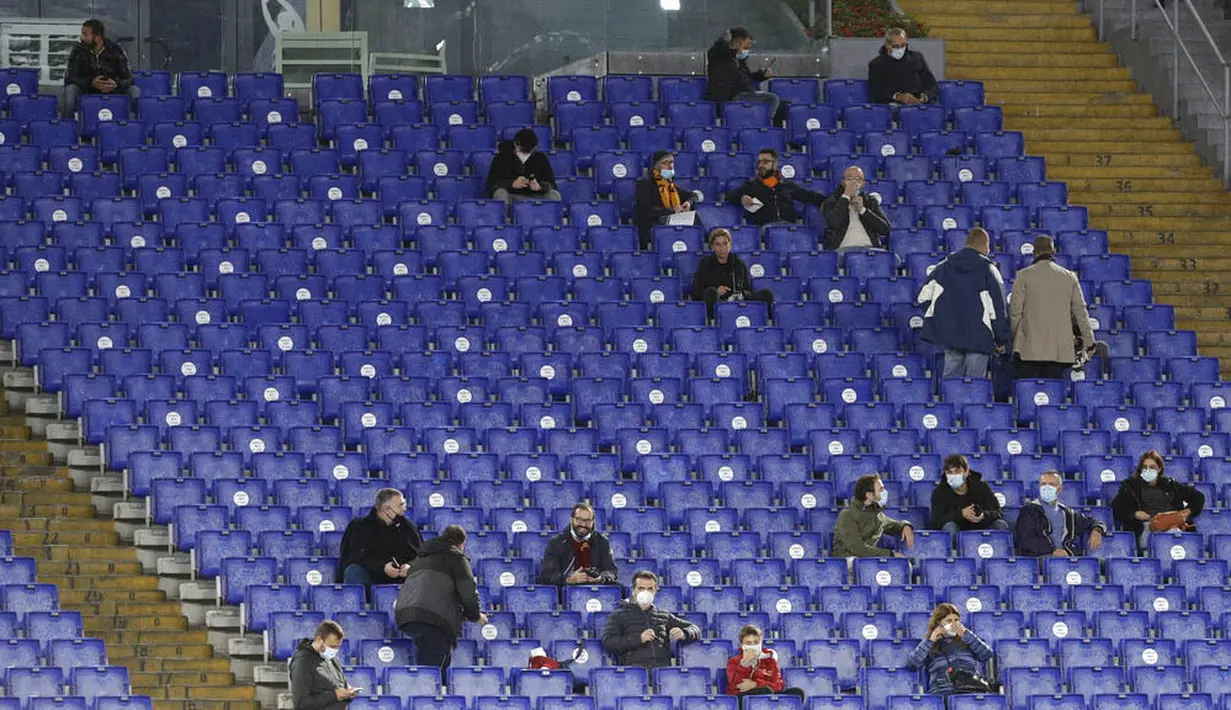 Penonton saat menyaksikan pertandingan antara AS Roma melawan Juventus di Stadion Olimpico, Roma, pada laga Serie A, Minggu (27/9/2020). Sejumlah liga di Eropa telah mengijinkan fans menonton langsung pertandingan di stadion. (AP Photo/Gregorio Borgia)