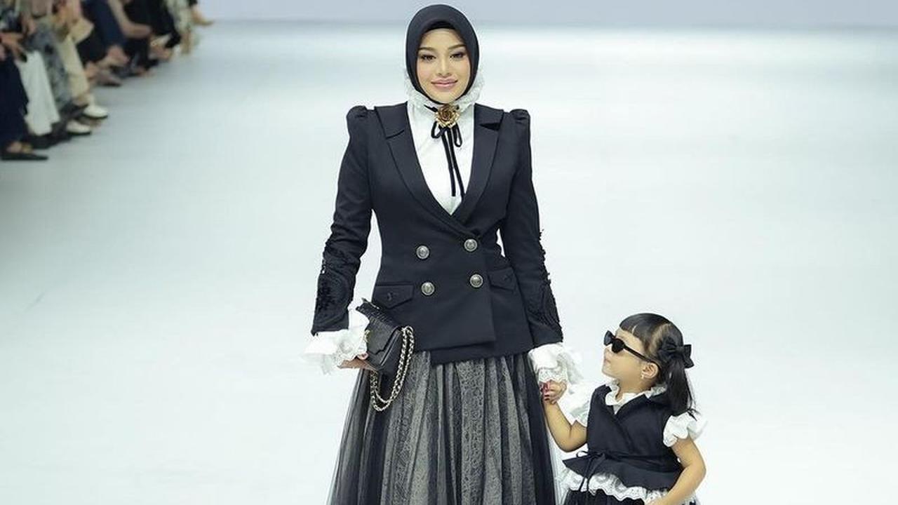 Potret Aurel Hermansyah Gandeng Ameena di Catwalk JFW 2024, Tampil Stunning dengan Tubuh yang Kini Makin Langsing