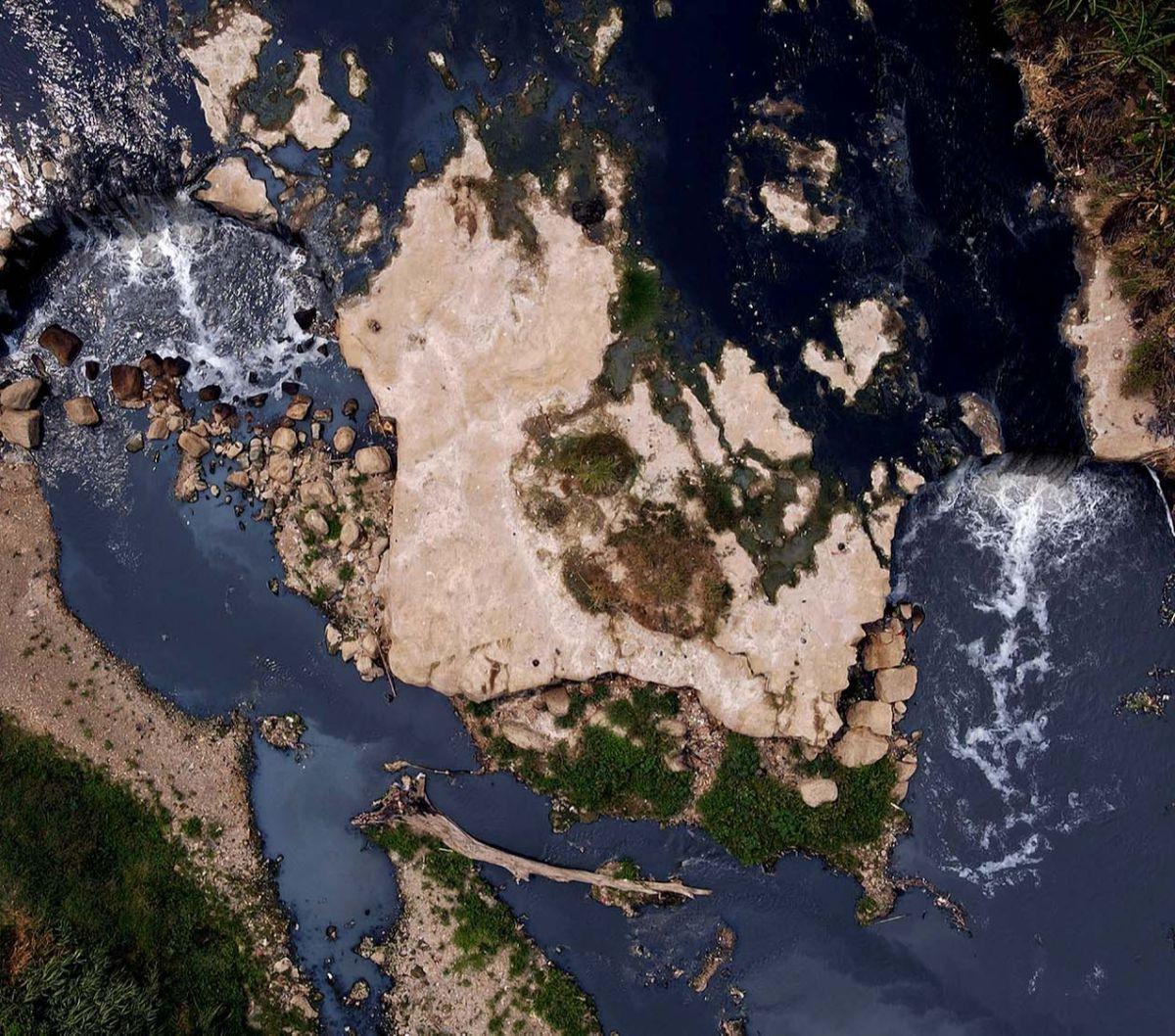 Beberapa waktu terakhir, kondisi Curug Parigi yang berada di Desa Cikiwul, Bantar Gebang, Kabupaten Bekasi, Jawa Barat, tampak memprihatinkan.  Seperti yang terlihat pada Kamis (21/9/2023), air pada objek wisata alam andalan Bekasi itu menghitam.